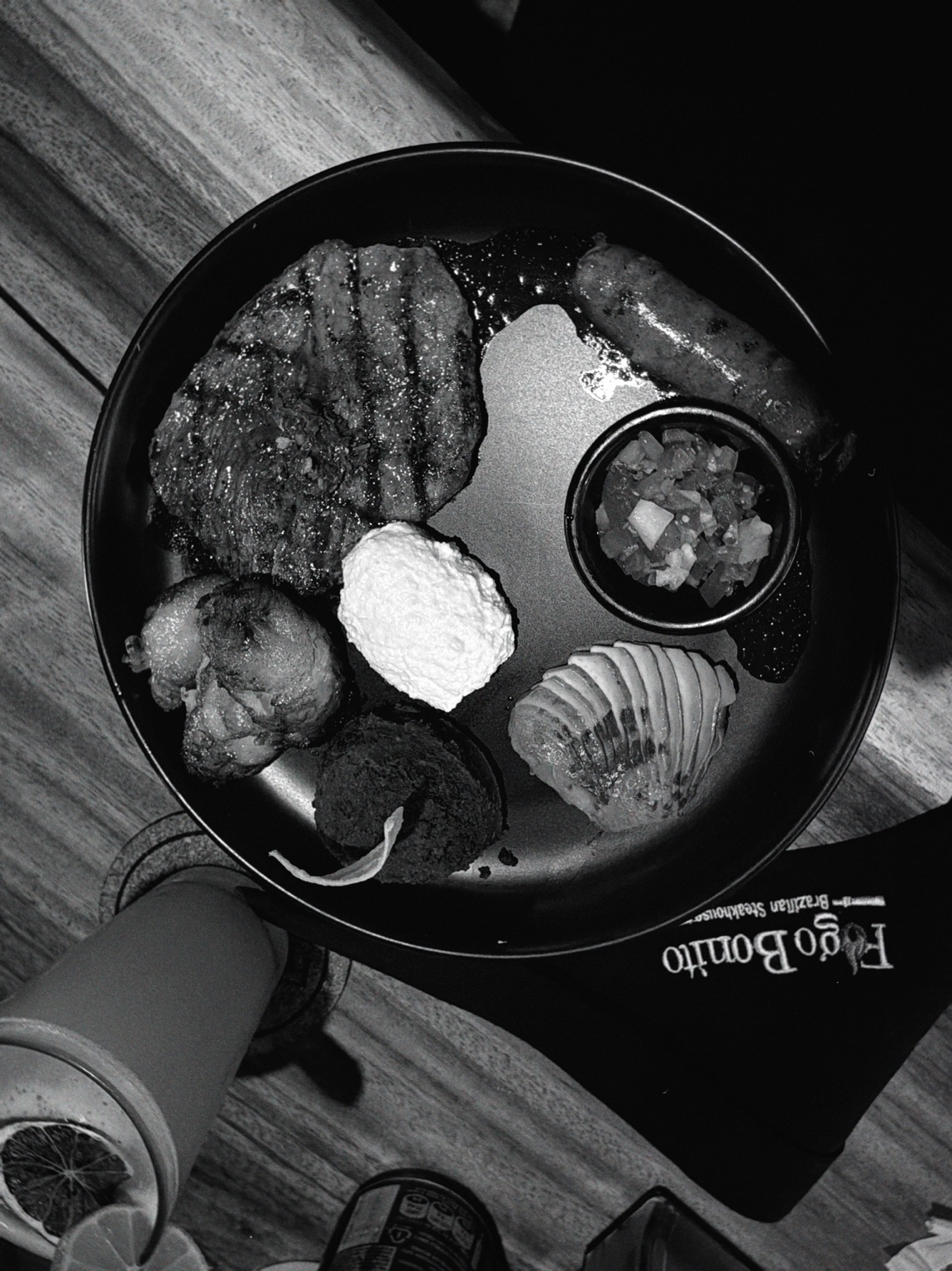 Plato compartido sobre una mesa