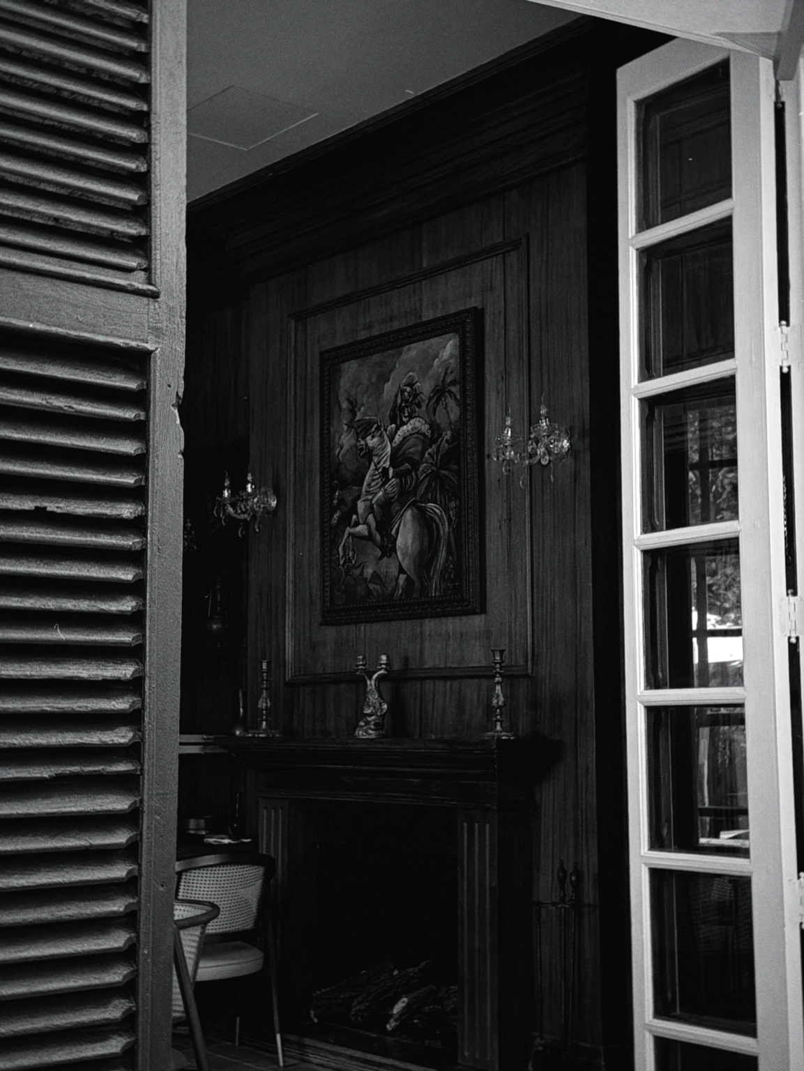 Umbral abierto hacia un interior de madera