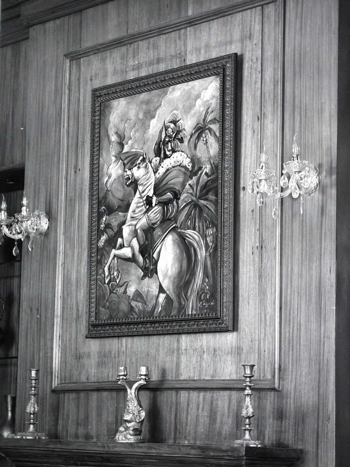 Pintura de un jinete entre madera y candelabros