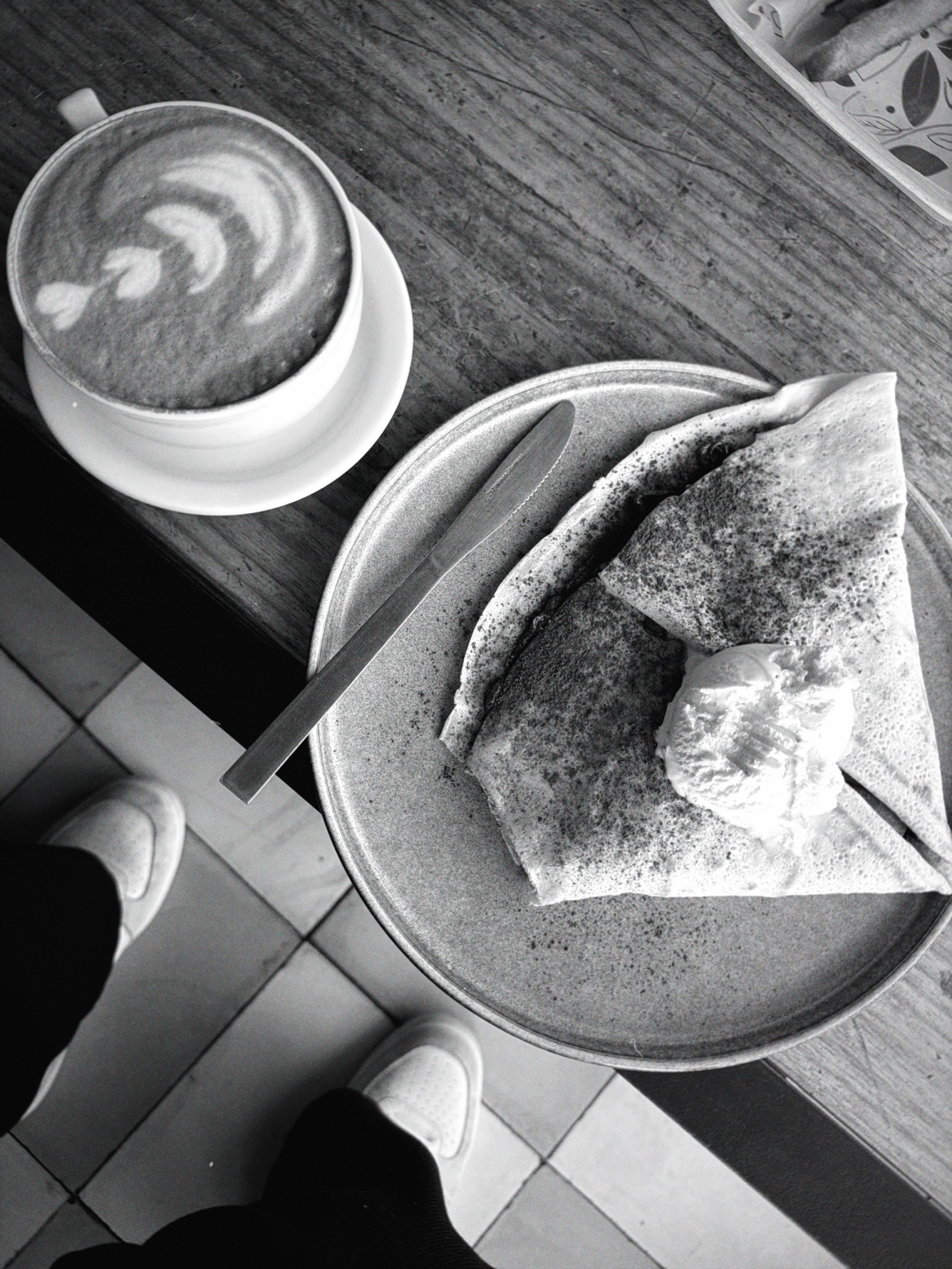 Café y crepas sobre una mesa